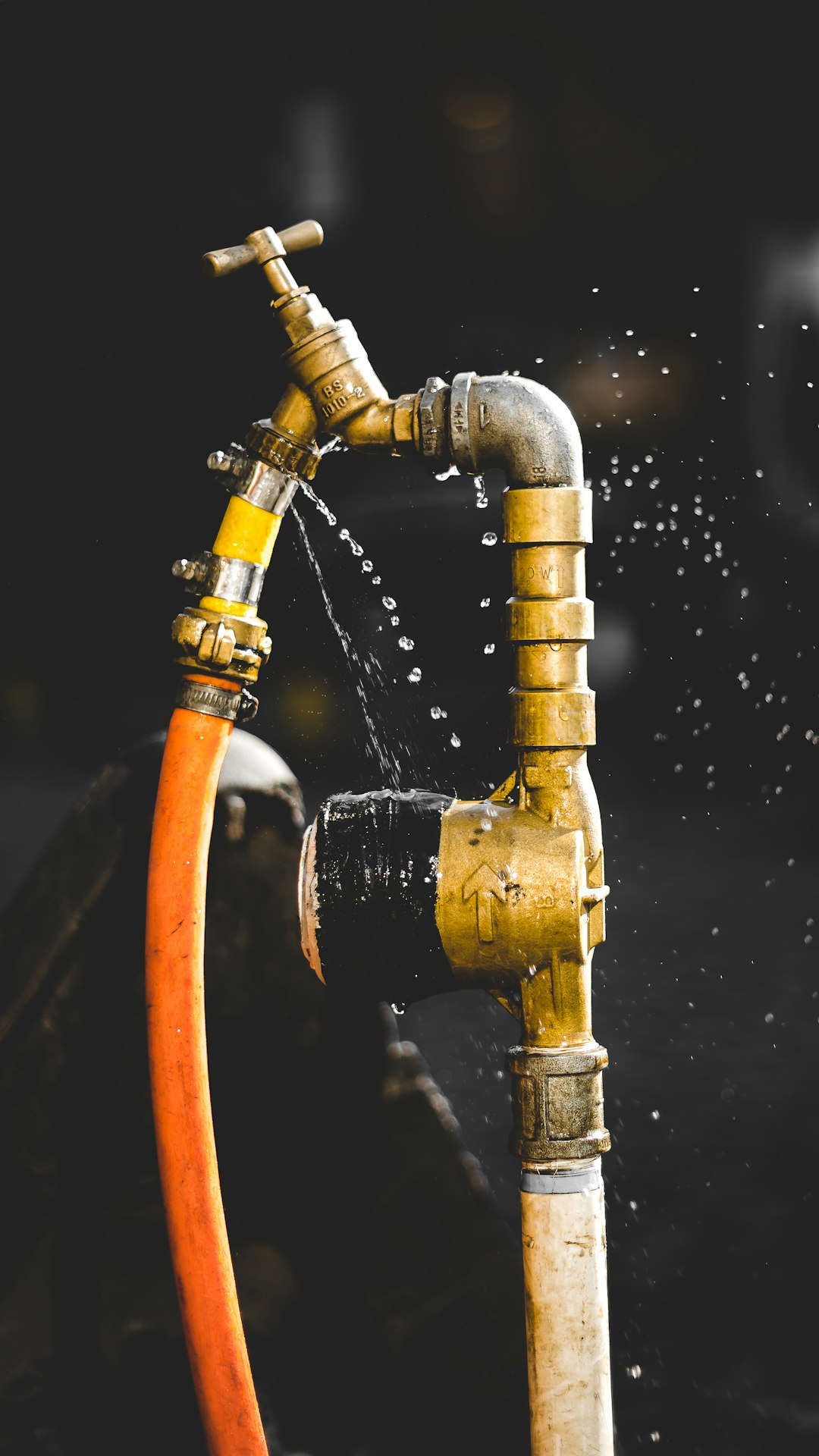 gold-colored-faucet-close-up-photography-z06odt-8pkq
